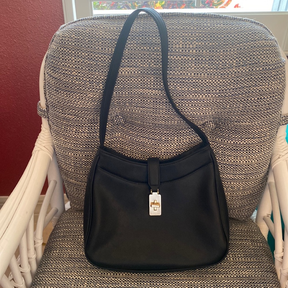 VGUC. Liz Clairborne, black leather shoulder bag.